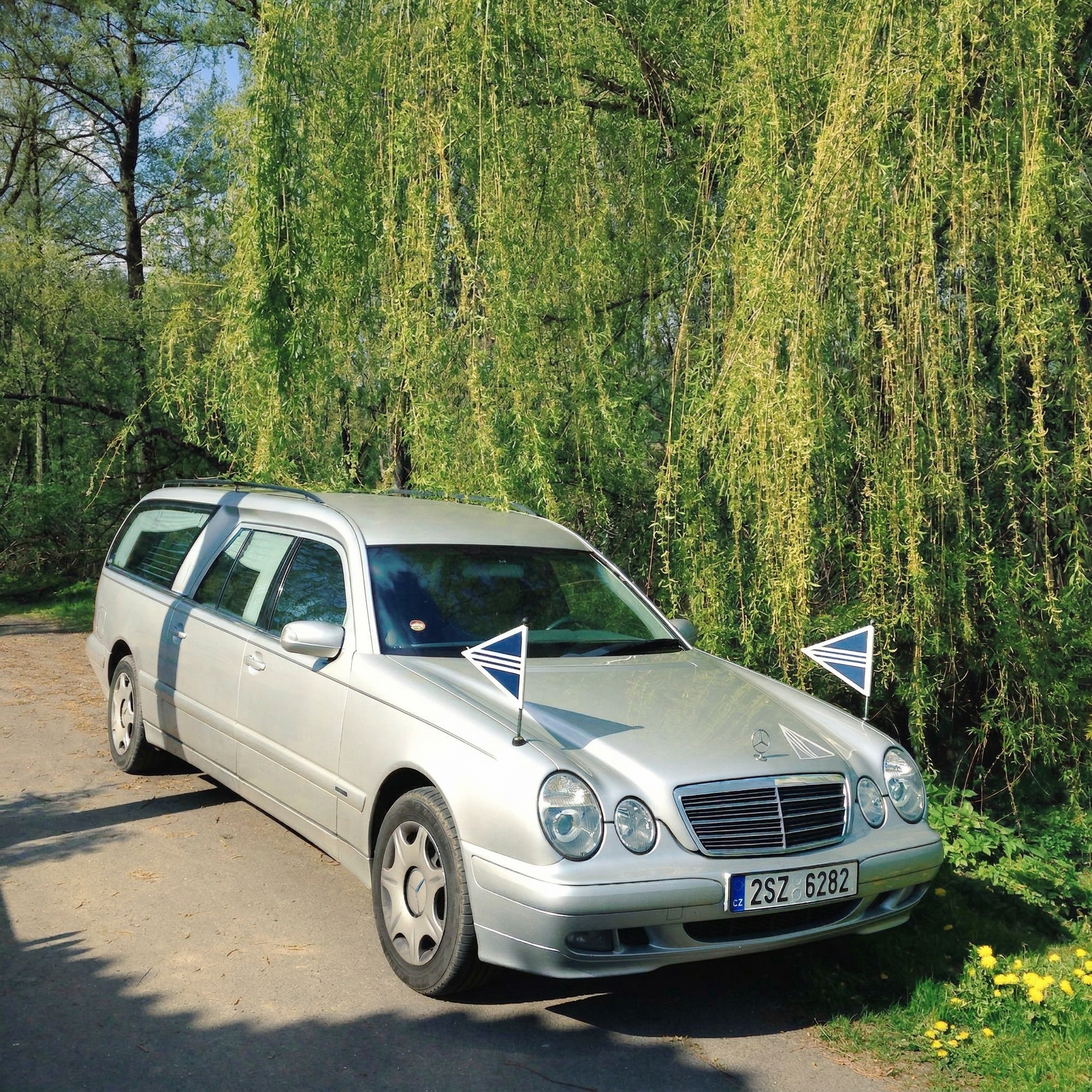 Pohřební vůz Mercedes